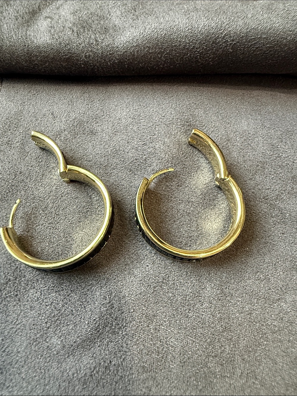 Kendra Scott Gold Tone Black Inlay Hoop Earrings - Picture 2 of 6
